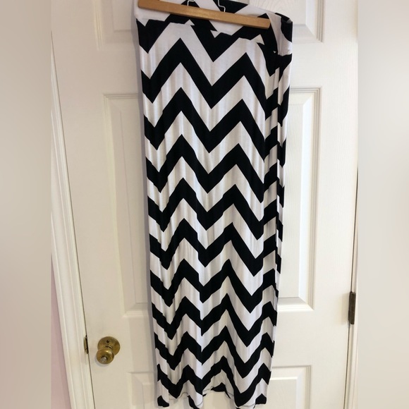 A.N.A. Women’s Black And White Chevron Maxi-Skirt, Size Medium - Picture 1 of 8